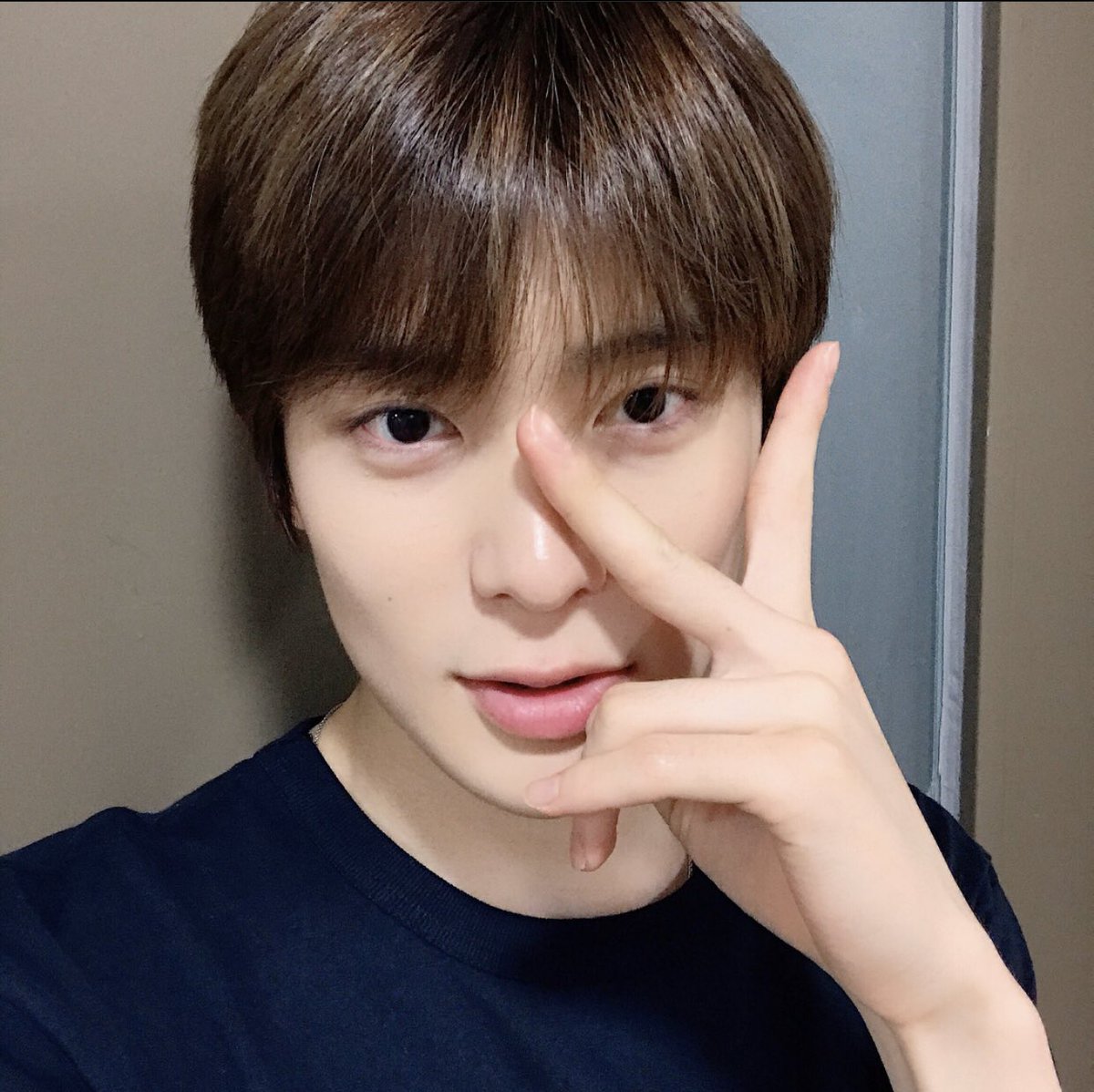 Jaehyun• eto ung pag nagkasalubong kayo sa school minsan papansinin ka minsan hindi HAHA• asahan mong "ang gwapo kong kuya" ang nickname niya sa messenger• meencounter mo rin ung may MGA crush sakanya na magmemessage sayo wala lang papansin lang ganon