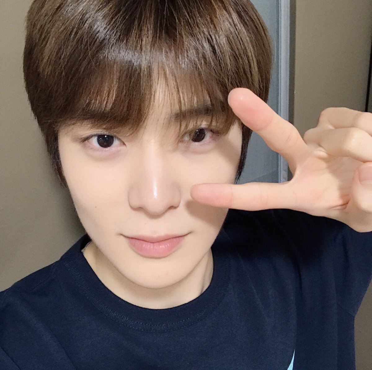 Jaehyun• eto ung pag nagkasalubong kayo sa school minsan papansinin ka minsan hindi HAHA• asahan mong "ang gwapo kong kuya" ang nickname niya sa messenger• meencounter mo rin ung may MGA crush sakanya na magmemessage sayo wala lang papansin lang ganon