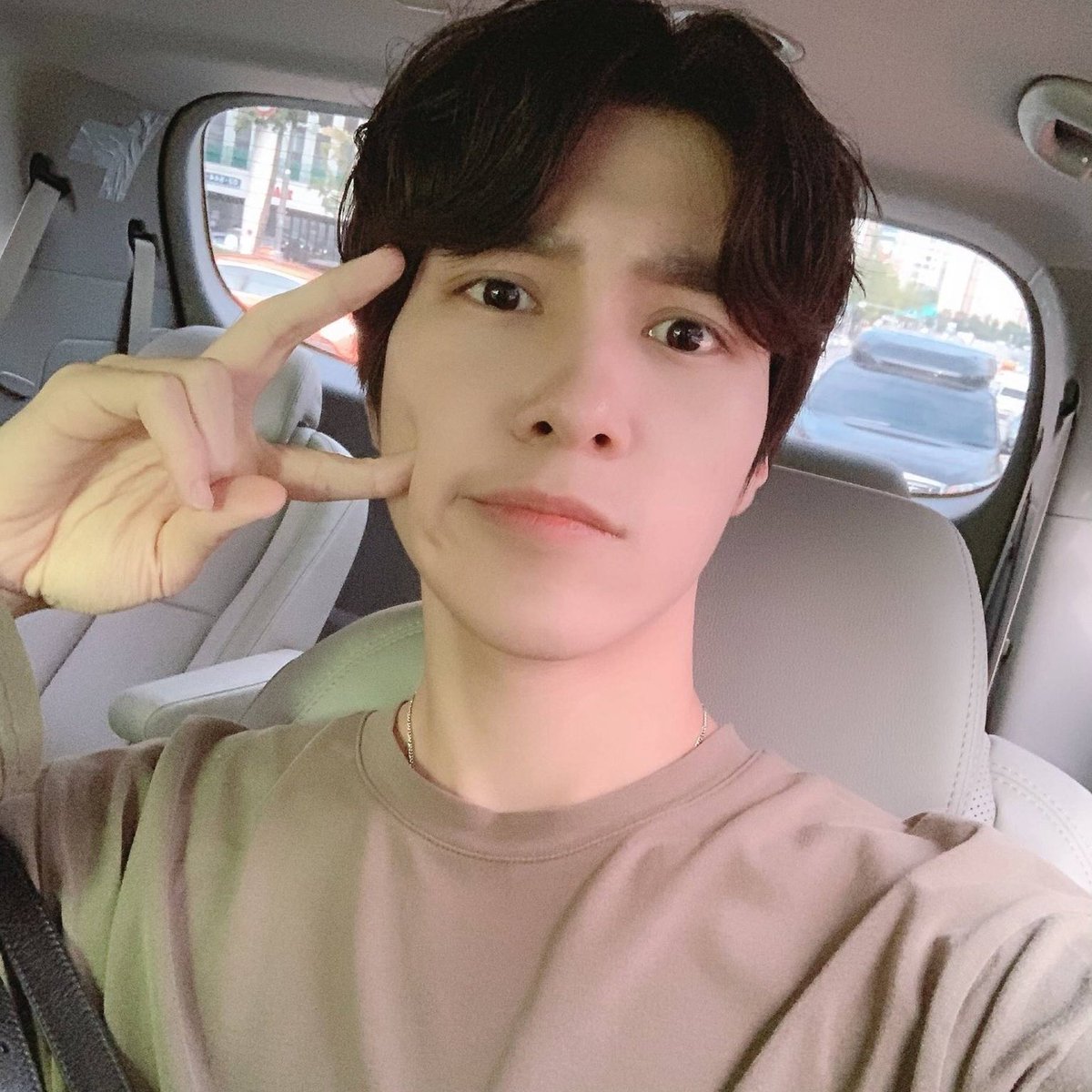 Hendery• supportive to lalo na sa kalokohan sasamahan ka pa• ayain ka nitong gawin ung mga challenge na nagtetrending HAHA• siya ung kuyang hindi nawawalan ng energy. feeling mo ikaw pa napagod imbes na siya