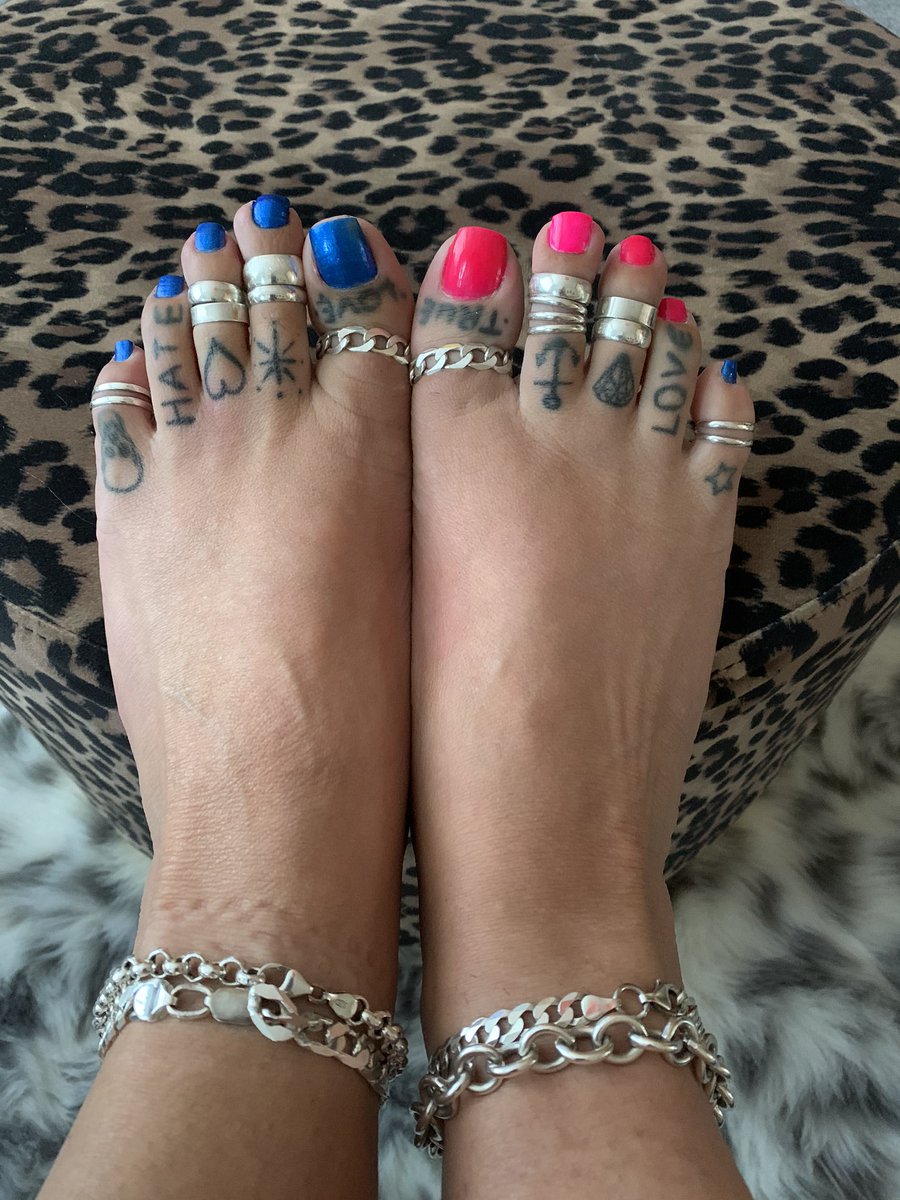 killersexyfeet's tweet photo. New pedicure day. This is about as plain as youβll ever see them. To be finished later. ππ€·π»ββοΈππ#paintednails #pedicure #anklechains #ringedtoes #milffeet #queenoffeet #toes #feet #sexyfeet https://t.co/Wa089ZTglH
