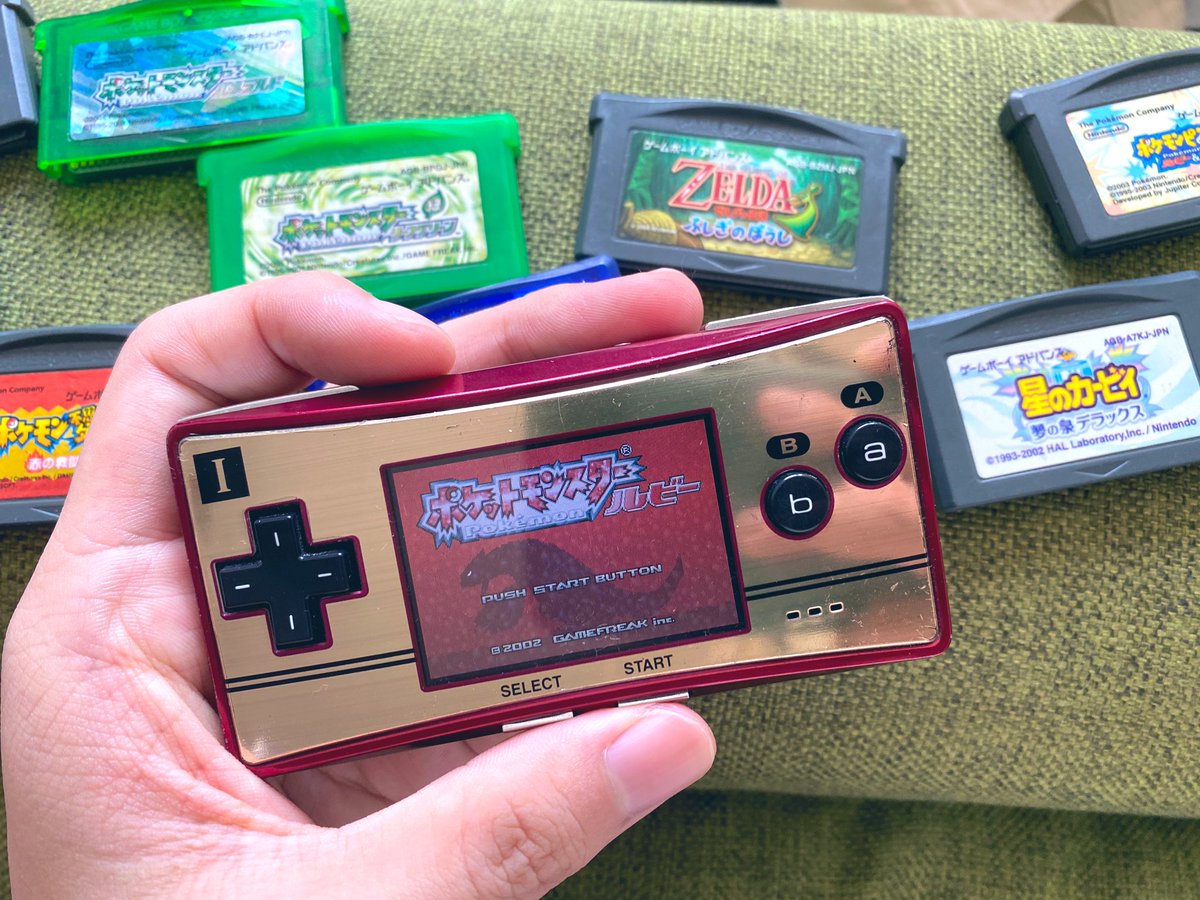 カエルくん 15年くらい前に買った ゲームボーイミクロ でてきた そして 充電もしてないのに 電源ついたんだけど Aボタンと 十字キーがすごく押しにくいけど むちゃんこ可愛い笑 これ再販したら 人気でそう