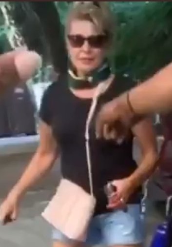 PDXshield's tweet photo. [Alerta]
The woman pictured below stabbed two antifascists eating at the base of the colonizer statue today.

Her vehicle is a Silver Chevy SUV with WA plates: LEM881F.

If you have any information about the identity of this person, please share it with us in DM. #pdxfashcar https://t.co/TyltJaiYHv