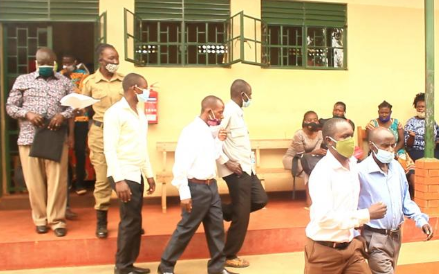 Topradiouganda's tweet photo. Five LC Officials Charged for Stealing Resident's Properties in Mukono They were sued by their fellow resident Justine Nakasujja who accused them of organizing a mob against her, vandalizing her house from where they removed windows and doors @PoliceUg https://t.co/RNebnS47Iy