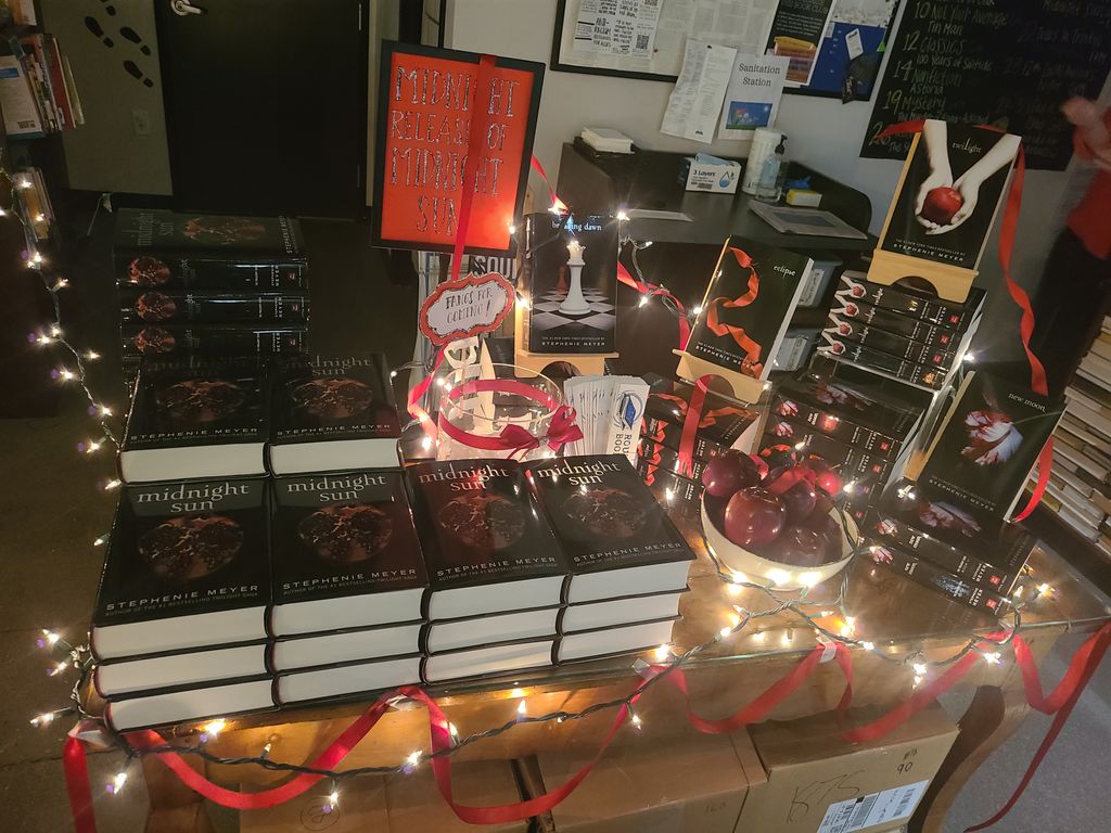 roundabout_bks's tweet photo. Ready for MIDNIGHT SUN midnight release party!
#roundaboutbooks #MidnightSun #Twilight #TwilightSaga #TeamEdward? #inbend #booklovers #booksoftwitter https://t.co/QiJ2u0Rwuv