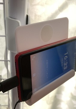 Rfriends 支柱などに取り付けて使うタイプのスマホクリップです 黒と白があります 注意事項としてはスマホ用品ではなく キャンプ用品のところに置いてあります ダイソー スマホ クリップ