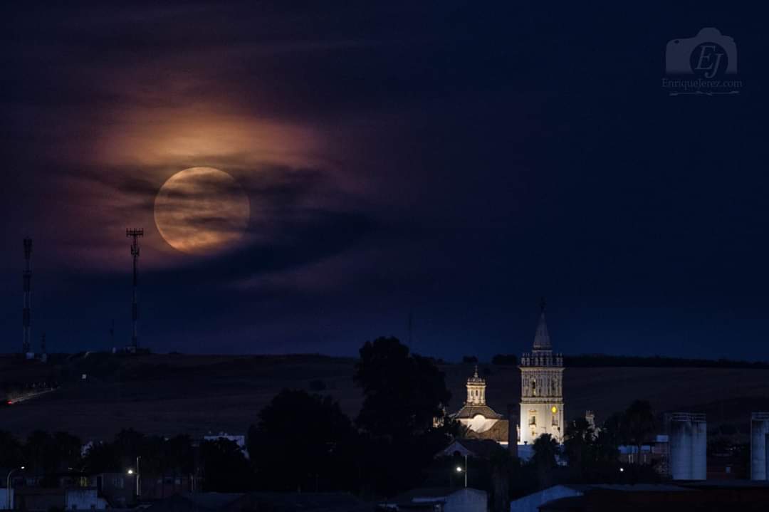"Así se alzaba anoche la luna llena de agosto. Parecía tímida entre nubes, observando silenciosa a la torre de La Palma. Otra enamorada más de nuestra insignia". 
#DescubreLaPalmaDelCondado
Texto y foto realizados por <a href="/enriquejerez/">Enrique Jerez</a>