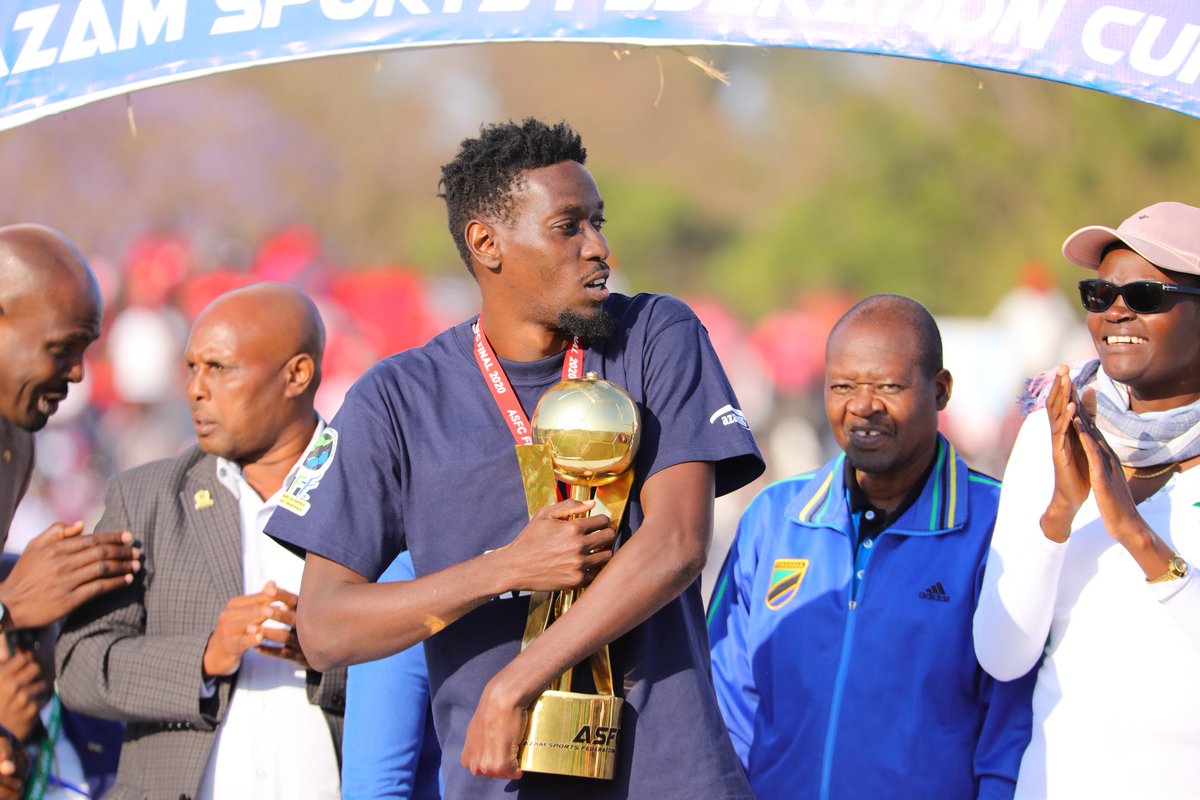 SimbaSCTanzania's tweet photo. Kombe letu 😍🏆 #NguvuMoja https://t.co/o4FvMKsEui