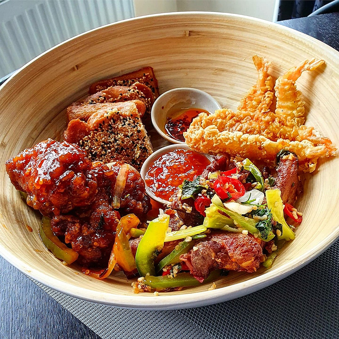 Look at this Assorted Starters Platter 招牌熱拼 😍

King prawns tempura, salt &amp; chilli spare ribs, chicken wings Thai style and sesame prawn toast

25% Collection &amp; Delivery until the end of August 👉 chungying.co.uk/takeaway/

📷 <a href="/HootHospitality/">Hoot Hospitality</a>
