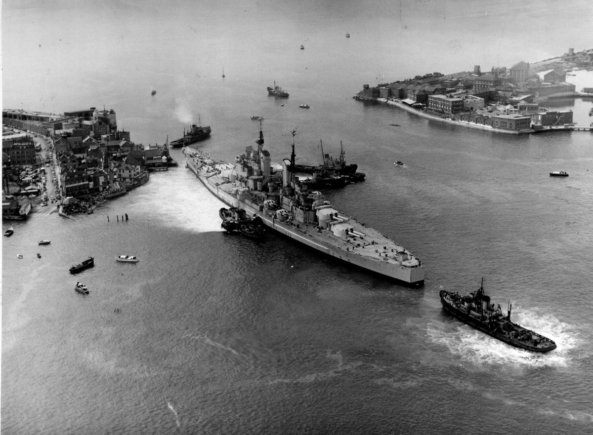  #OTD 60 years ago HMS Vanguard ran aground as she left Portsmouth Harbour for the final time to be scrapped.Her departure marked the end of the battleship era for the Royal Navy. She had a dramatic exit too with the ship running aground.A thread of what happened that day;