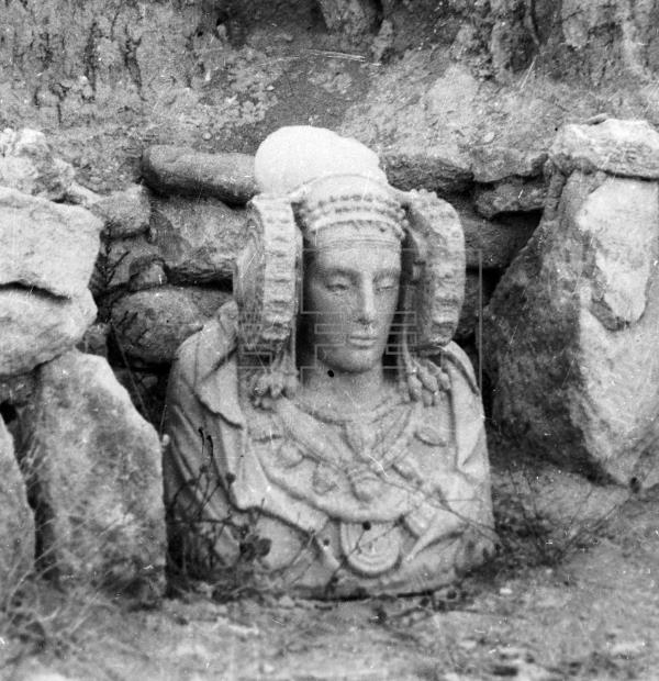 fjrueda's tweet photo. #TalDíaComoHoy de 1897 era descubierta en La Alcudia la Dama de Elche, busto perteneciente a la cultura Íbera y datada entre los siglos V-IV a.C. Comprada por el Museo del Louvre, en 1941 volvió a España y desde 1971 se encuentra en el Museo Arqueológico Nacional. https://t.co/eXAByW1Hvv