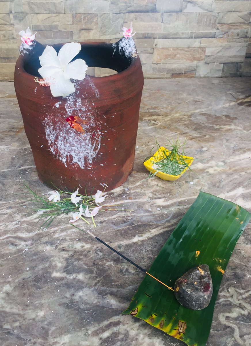 KalkeeK's tweet photo. ଉତ୍ତର ଓଡ଼ିଶା(ବାଲେଶ୍ୱର ଏବଂ ଵାରିପଦାର) ଏକ ଲୋକପ୍ରିୟ ପରଂପରା 'ଅରନ୍ଧା'।ଵର୍ଷକରେ ଗୋଟିଏ ଦିନ ଏହି ଦିନରେ ଚୁଲିକୁ ବିଶ୍ରାମ ଦିଆଯାଏ। ତେଣୁ ସୂର୍ଯ୍ୟ ଉଦୟ ପୂର୍ବରୁ ରନ୍ଧାସାରି ଅରନ୍ଧା ଦିନ ଚୁଲି ପୂଜା କରାଯାଏ। 
ଏହି ଦିନର ମୁଖ୍ଯ ଆକର୍ଷଣ ‘ଆମ୍ବିଳ' ନାମକ ଏକ ସୱାଦିଷ୍ଟ 'ତରକାରୀ' ଯାହା ଓଉ, ଵୋଇତାଳୁ,ନଡ଼ିଆ ଇତ୍ୟାଦି ପଡ଼ି ହୋଇଥିଏ। https://t.co/aOywNi87ne