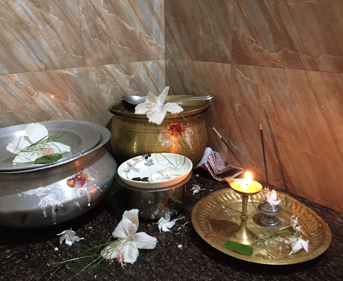 KalkeeK's tweet photo. ଉତ୍ତର ଓଡ଼ିଶା(ବାଲେଶ୍ୱର ଏବଂ ଵାରିପଦାର) ଏକ ଲୋକପ୍ରିୟ ପରଂପରା 'ଅରନ୍ଧା'।ଵର୍ଷକରେ ଗୋଟିଏ ଦିନ ଏହି ଦିନରେ ଚୁଲିକୁ ବିଶ୍ରାମ ଦିଆଯାଏ। ତେଣୁ ସୂର୍ଯ୍ୟ ଉଦୟ ପୂର୍ବରୁ ରନ୍ଧାସାରି ଅରନ୍ଧା ଦିନ ଚୁଲି ପୂଜା କରାଯାଏ। 
ଏହି ଦିନର ମୁଖ୍ଯ ଆକର୍ଷଣ ‘ଆମ୍ବିଳ' ନାମକ ଏକ ସୱାଦିଷ୍ଟ 'ତରକାରୀ' ଯାହା ଓଉ, ଵୋଇତାଳୁ,ନଡ଼ିଆ ଇତ୍ୟାଦି ପଡ଼ି ହୋଇଥିଏ। https://t.co/aOywNi87ne