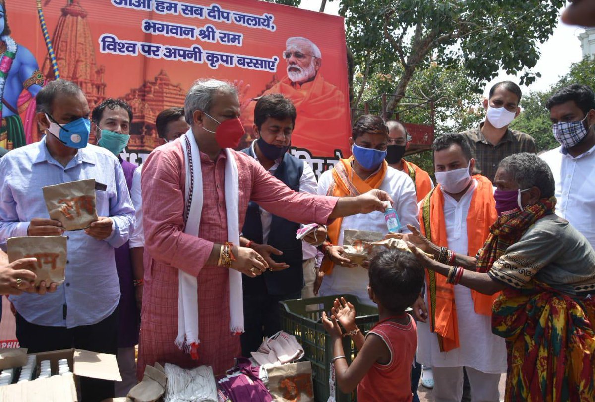 BJP4Delhi's tweet photo. श्री राम मंदिर भूमि पूजन के पूर्व दिवस पर कनॉट प्लेस के हनुमान मंदिर में आयोजित एक कार्यक्रम में आज प्रदेश अध्यक्ष श्री @adeshguptabjp ने दीया, मास्क और सैन��टाइजर का वितरण किया। https://t.co/yEJushM4OB