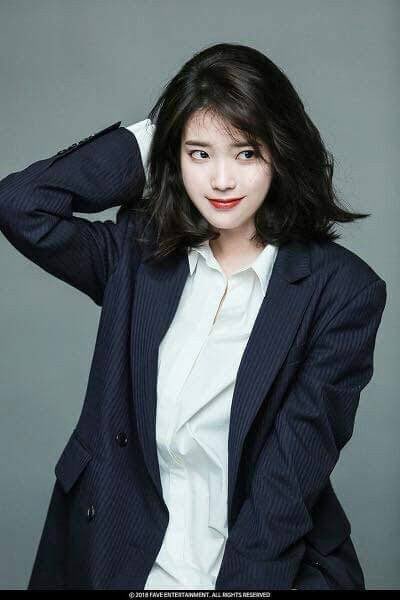 Physically,  #IU’s relatively small frame & small hands give off a feeling of fragility.Yet, when things go south, when her values and actions were questioned, her leadership & fighting spirit is palpable. Her high emotional intelligence makes her a ferocious warrior mentally.