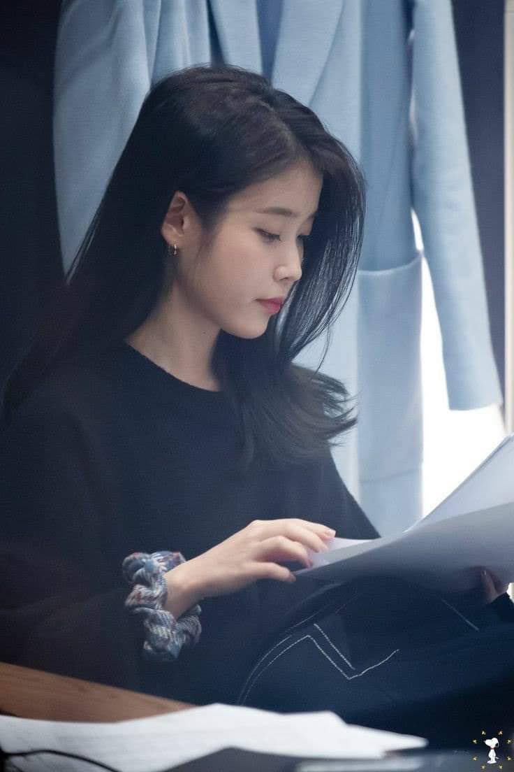 “When words fail, music speaks”I’ve always felt for a musician/artists, the beauty in formality of melody would always come first. #IU breaks that rule. She puts more emphasis on the meaning conveyed, even if it means the melody needs to change. Yet, it worked.She made it work.
