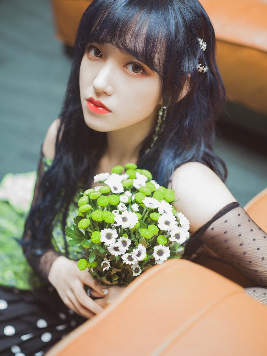 seonqso's tweet photo. Wearing Malachite green off-the-shoulder long skirt. The flower looks so beautiful. https://t.co/YSdlM5Tz1c