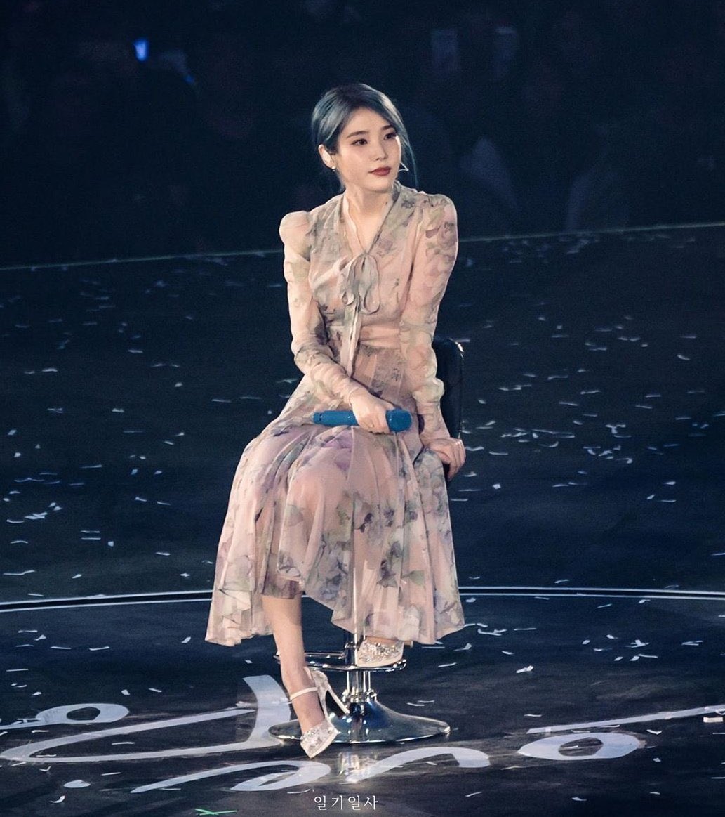 Her personality is one that’s calm & collected, one that doesn’t express her emotions much. A person that would just pass tissues to her crying friend, rather than cry with her. Yet, when  #IU sings, she sings with such emotions, such convictions, as if with her heart laid bare..