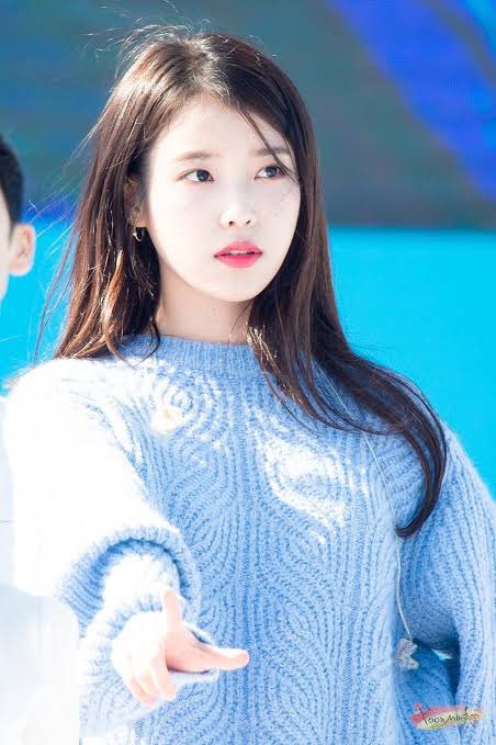 She’s awkward, and she’s shy. She enjoys a quiet time sitting back reading a book, or just staying home. Yet, when  #IU is up at the stage, she thrives. She owns the stage, and the crowd with such ease..That it truly feels like she’s born to be a performer.