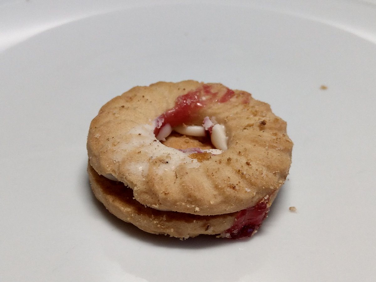 The major constituents so far have been bourbons, jam & cream sandwiches, crunch creams and garibaldis. The term "broken biscuits" isn& #39;t actually accurate. It& #39;s more like & #39;manufacturing rejects& #39;. This is fascinating. Apparently, it& #39;s very hard to get the jam right: 2/?