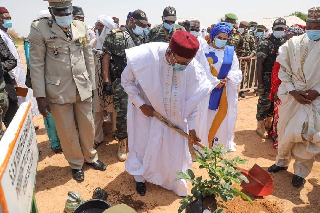 FirstLady_Niger's tweet photo. Agadez | 3 août 2020

Le couple présidentiel du Niger, a présidé hier lundi 3 août 2020, à Agadez, les cérémonies commémorant la Fête de l’Indépendance qui coïncide avec la 45ème Édition de la Fête de l’Arbre.
Le thème : 《Investir dans la restauration du patrimoine forestier》 https://t.co/ujPLandZEI