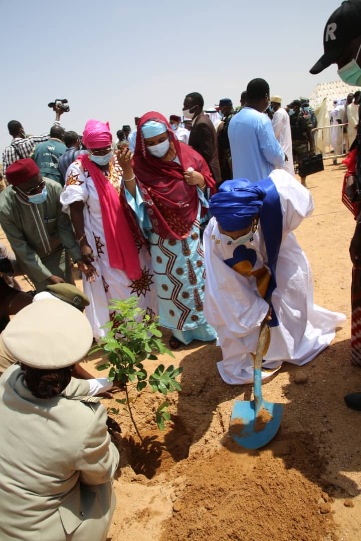 Agadez | 3 août 2020

Le couple présidentiel du Niger, a présidé hier lundi 3 août 2020, à Agadez, les cérémonies commémorant la Fête de l’Indépendance qui coïncide avec la 45ème Édition de la Fête de l’Arbre.
Le thème : 《Investir dans la restauration du patrimoine forestier》