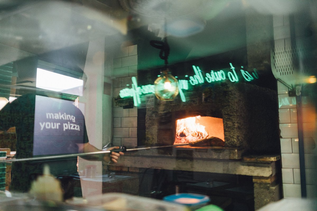 Perfect Pizza... 🍕 

We're now taking bookings for sit down meals in #Loughborough
Tuesday &amp; Wednesday #EatOutToHelpOut
Thursday, Friday, Saturday &amp; Sunday #SupportLocal

01509 606505 / PETERpizzeria.co.uk