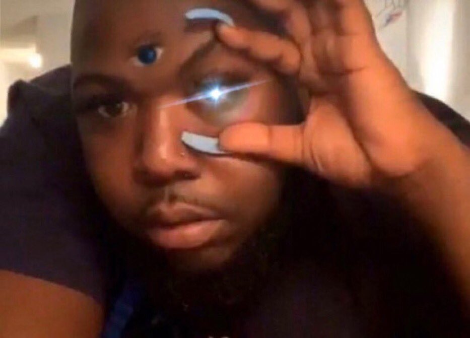 venustheory_'s tweet photo. Me locking eyes with the devil card that flew out of my deck this morning............. https://t.co/FRBntWQNK8