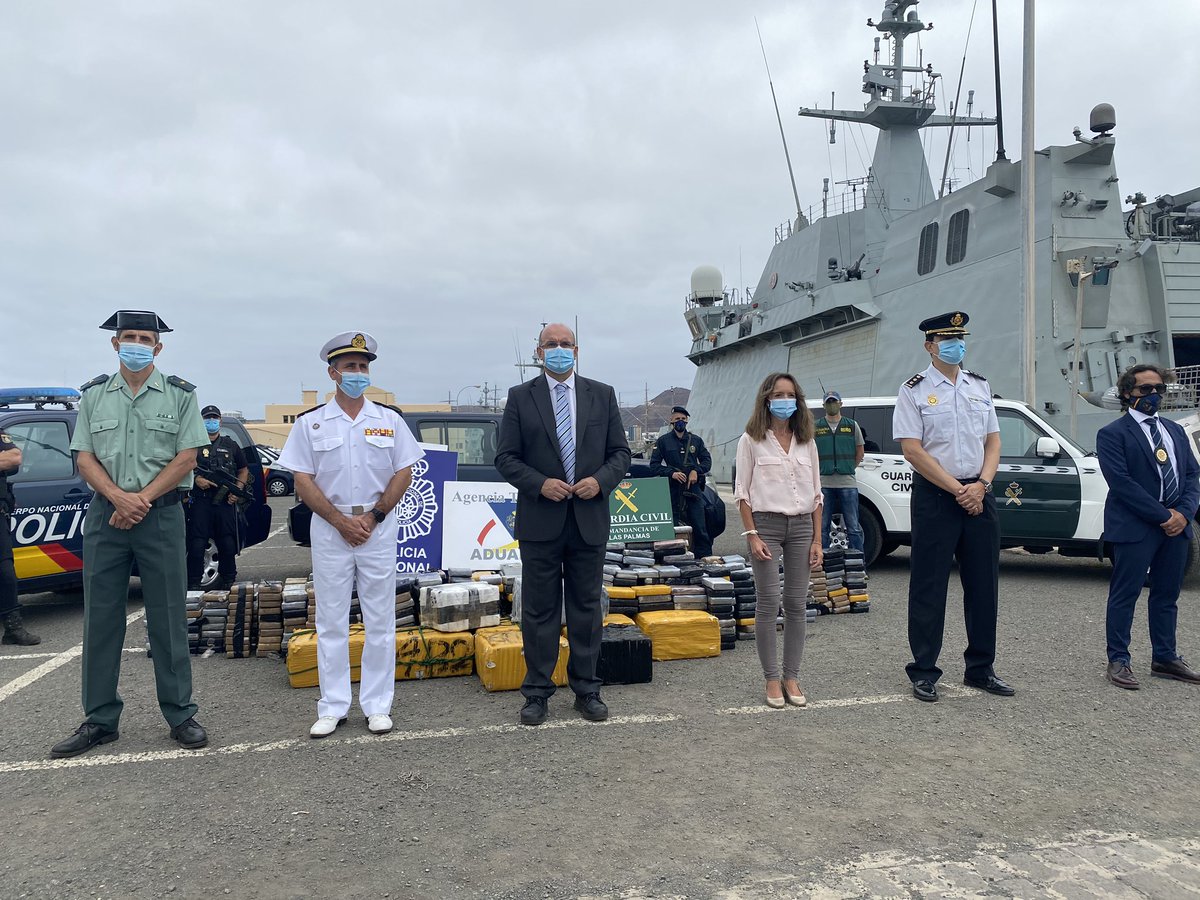 DgCanarias's tweet photo. El delegado del Gobierno en #Canarias @AnselmoPestana en el marco de la operación contra el trafico de drogas en la que han participado @policia @guardiacivil y la Agencia Tributaria y la Armada Española y en la que se han incautado 1.200 kilos de cocaína https://t.co/ALeqXpvbxM