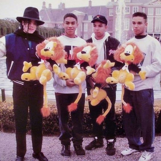 RodriguezNalena's tweet photo. Uno de los mejores recuerdos con mi tío Michael fue la visita a Huis Ten Bosch un parque temático en Nagasaki Japón en 1992. Pasamos un día genial y lo guardo en mi corazón como un momento muy especial. Taj Jackson ❤️
#MichaelJackson #MJFam https://t.co/lgubfcfJ3f