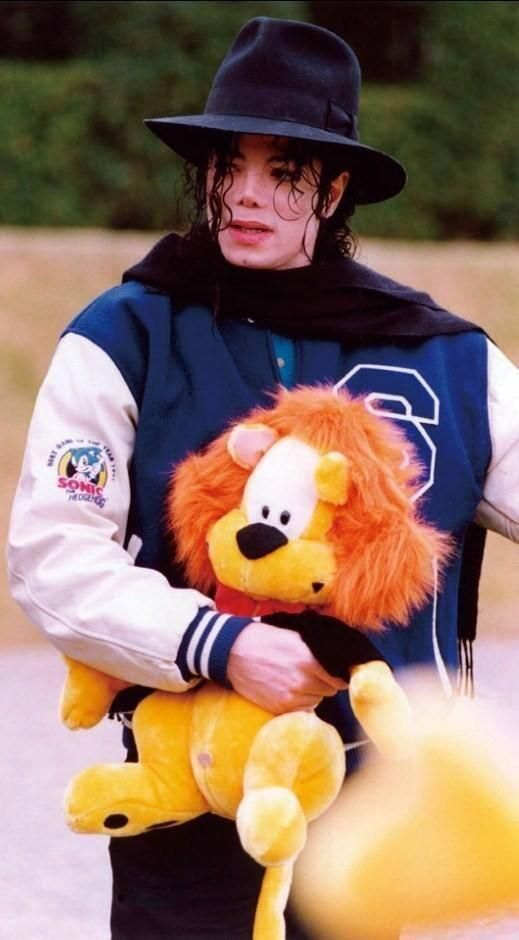RodriguezNalena's tweet photo. Uno de los mejores recuerdos con mi tío Michael fue la visita a Huis Ten Bosch un parque temático en Nagasaki Japón en 1992. Pasamos un día genial y lo guardo en mi corazón como un momento muy especial. Taj Jackson ❤️
#MichaelJackson #MJFam https://t.co/lgubfcfJ3f