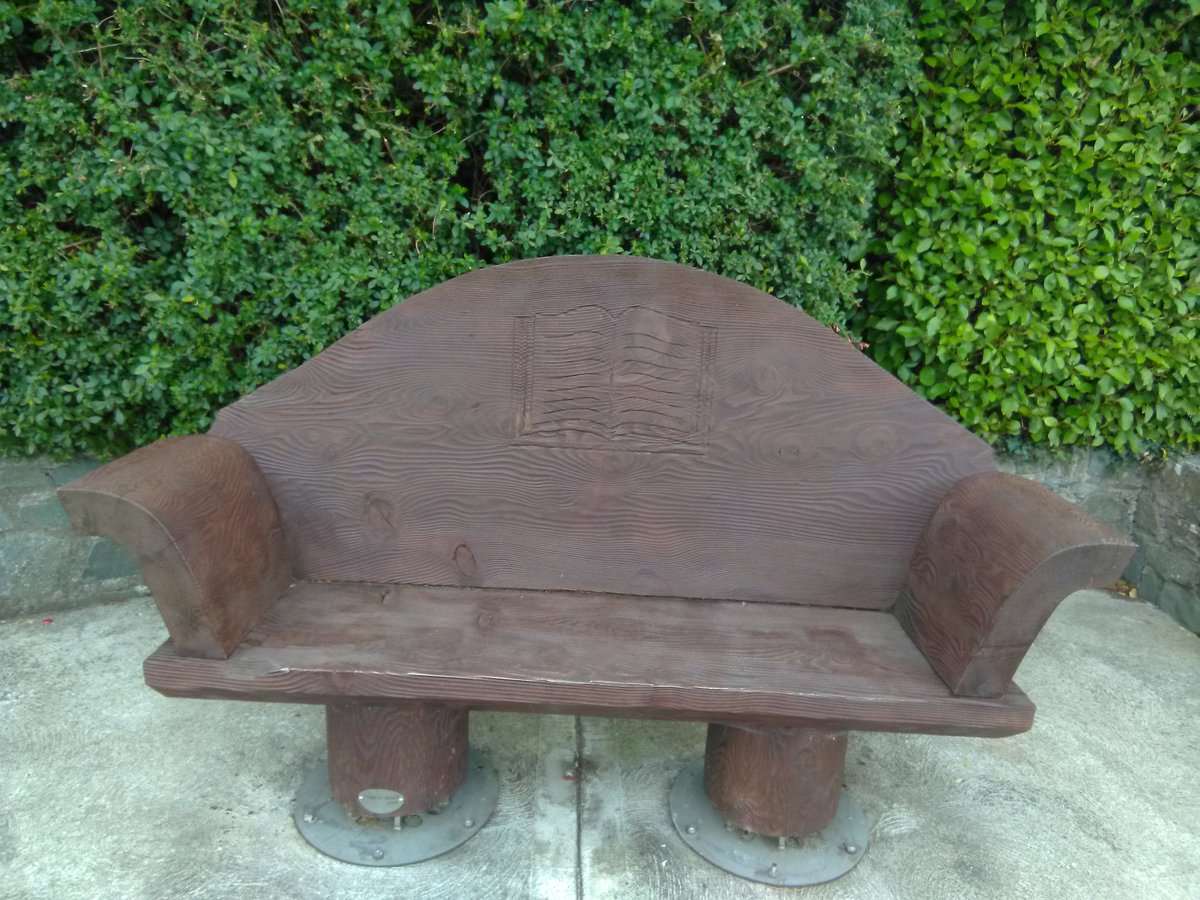 OD_Maire's tweet image. Thanks to LiamONeill for his fabulous Sculpture outside our #KillarneyLibrary @countykerry . Truly looks the part 🙂 [LiamONeill.com] 📖 #happyReading