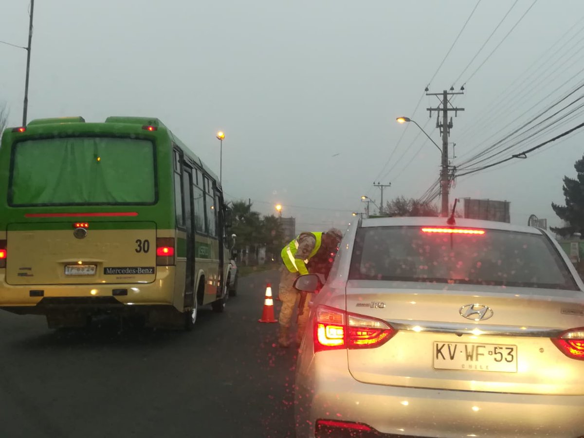 rsbchile's tweet photo. #AlertaRSB| Contraste entre los sectores con mas casos de la conurbación #LaSerena #Coquimbo a esta hora, calle Viña del Mar en Las Compañias totalmente vacío y por otra parte control vehicular en Tierras Blancas. 
@CarlosRiescoR @patopizarrovega @ToroMaca https://t.co/eAzALbGjXN