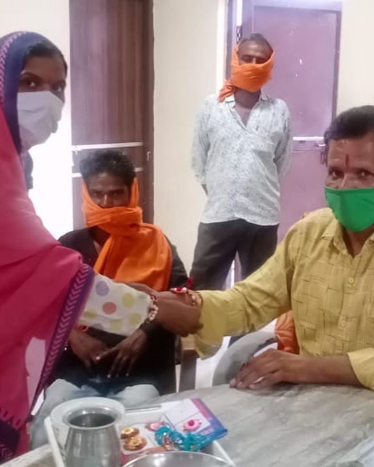 Anganwadi workers in Ratlam tie suraksha sutr (the thread of protection) to public health representatives on the occasion of Raksha Bandhan to reinforce their commitment to promote #health, #nutrition and spread awareness on breastfeeding during the #WorldBreastFeedingWeek2020