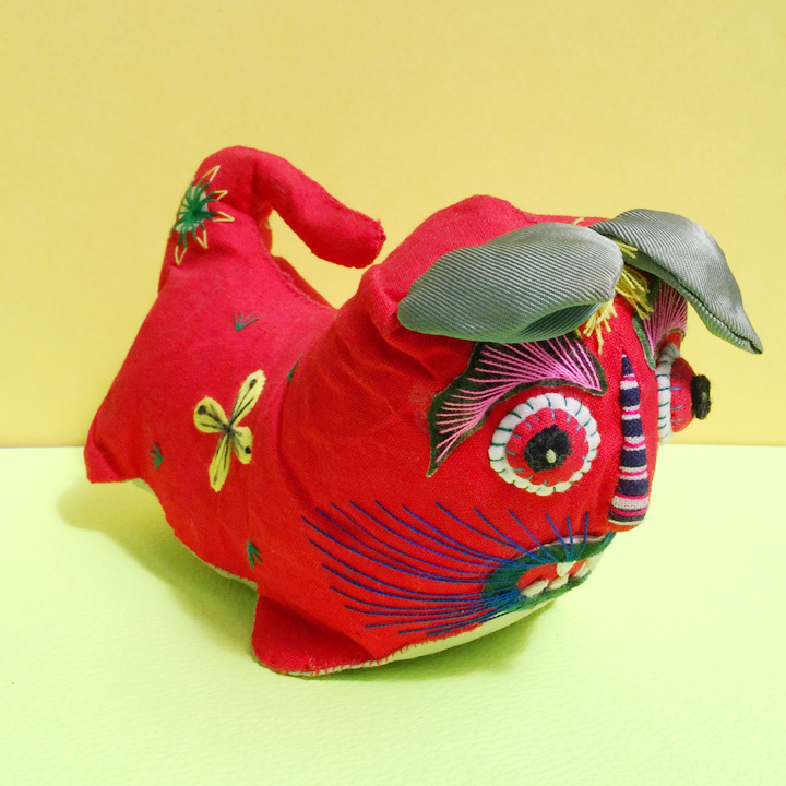 アトリエガング Ateliergangu こちらは古ものの中国民間玩具 布老虎 ブーラオフ 虎をかたどったぬいぐるみや靴 お面などは 子どもの健やかな成長を願うお守りや魔除けのアイテムとして中国で多く作られてきました T Co Ot0uminpib