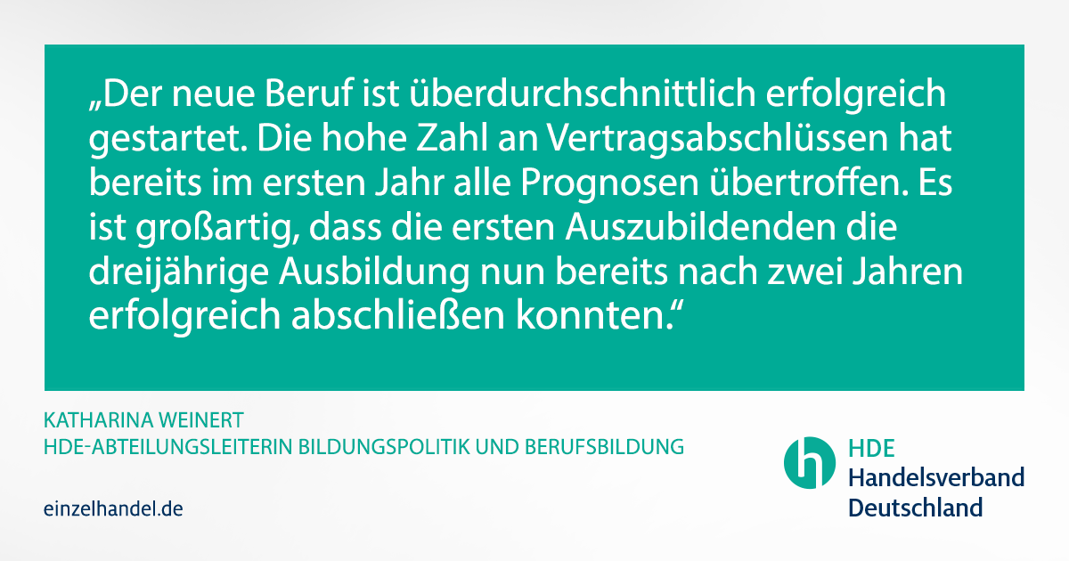 handelsverband's tweet photo. Gute Karriereaussichten im digitalen Handel: Erste E-Commerce-Kaufleute schließen Ausbildung ab: https://t.co/Vv4axROequ #Ausbildung #Handel40 #NerdsWanted https://t.co/BfXJ01BIwq