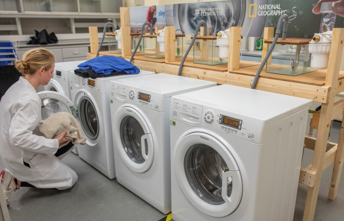 👕 One person releases almost 300 million polyester microfibres per year to the environment by washing their clothes 💡Using fibre-catching devices could dramatically reduce the amount of microscopic particles entering the #marineenvironment Read how👇 plymouth.ac.uk/news/study-sho…