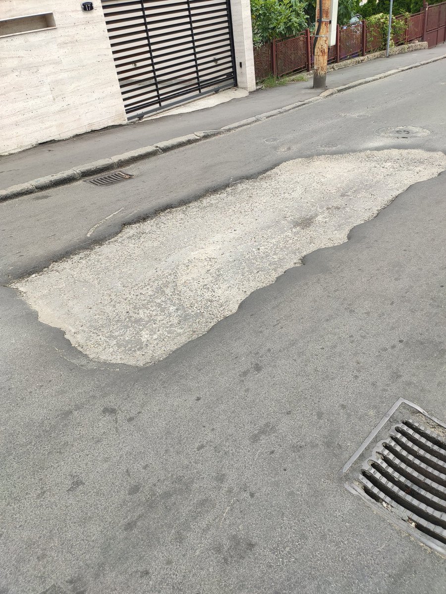 MilosDemy's tweet photo. @prijavi_problem ulica Vitanovačka, na potezu između Kumodraške i Vojvode Stepe https://t.co/ZVJu9KyStm