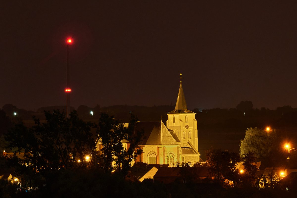 PeetermansRudi's tweet photo. 3 aug 2020 22h40. De kerk van #Hakendover by night, gezien vanuit #Oplinter (3,25 km). #Nikon https://t.co/6zs8KZo9us