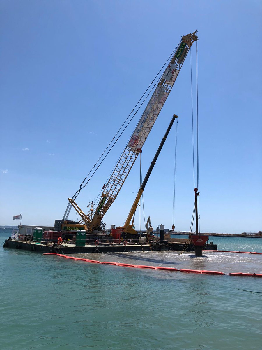 iberica_s's tweet image. #Menard está trabajando en la ampliación del puerto Bahía Palma, en Mallorca, ejecutando columnas de grava offshore con una grúa sobre cadenas #LR1130 de @gruasaguilar 
y una grúa móvil #LTM1040, fabricadas por @Liebherr.  @iberica_s @LH_Construction.

#Liebherr #GrúasLiebherr