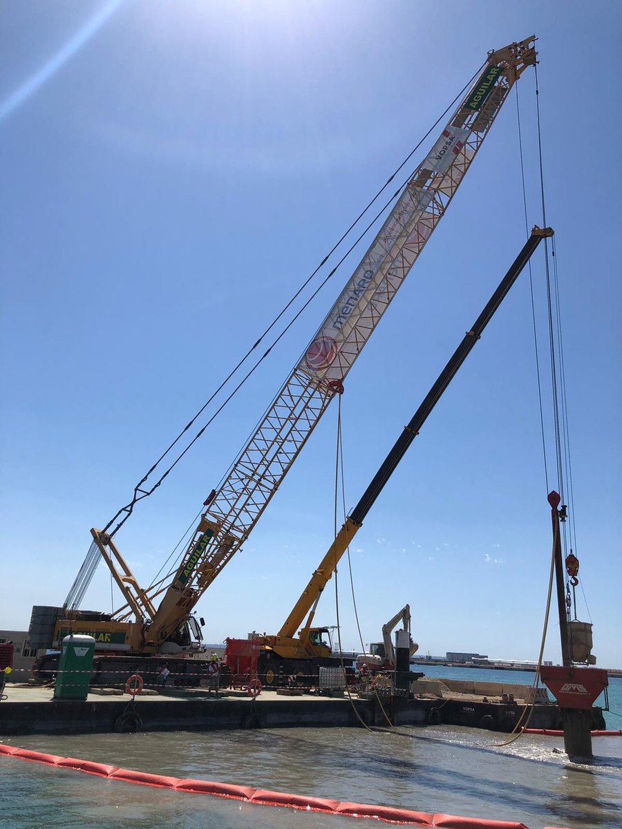 iberica_s's tweet image. #Menard está trabajando en la ampliación del puerto Bahía Palma, en Mallorca, ejecutando columnas de grava offshore con una grúa sobre cadenas #LR1130 de @gruasaguilar 
y una grúa móvil #LTM1040, fabricadas por @Liebherr.  @iberica_s @LH_Construction.

#Liebherr #GrúasLiebherr