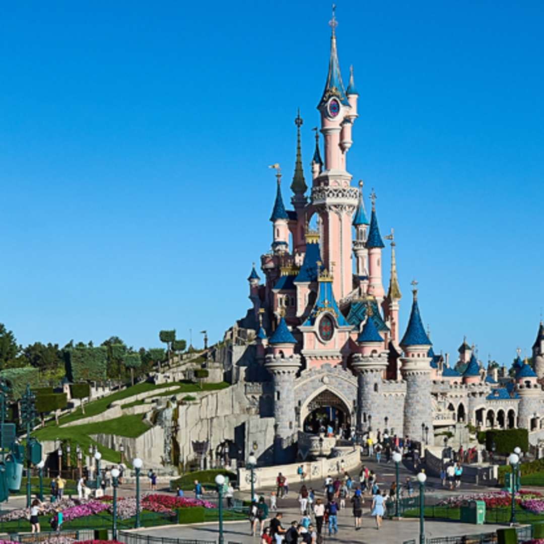 BerneOpera's tweet photo. Maybe you don't know but Disneyland is reopened since 15th July. Another raison to come in Paris 😎🤩❤🎡🎢📸🛏🚿👍 #DisneylandParis #fun #Amazing #safe #hotel #Paris #Security https://t.co/P0FRTGjqdc