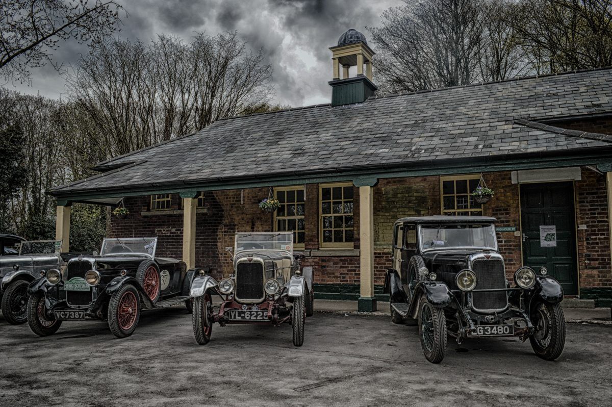 We love this image of the Guard House at Bicester Airfield complete with three stunning vintage cars. What #WWI and #WWII images do you have in your archive?  <a href="/BicesterH/">Bicester Heritage</a> #hpy2020 #history #photography 
📷 Julie Marsh