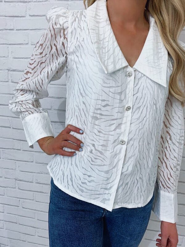 TheStyleMarket1's tweet image. We are OBSESSED with our ‘Zoe blazer top’. New in! 🤍✨
.
Shop here: thestylemarket.ie