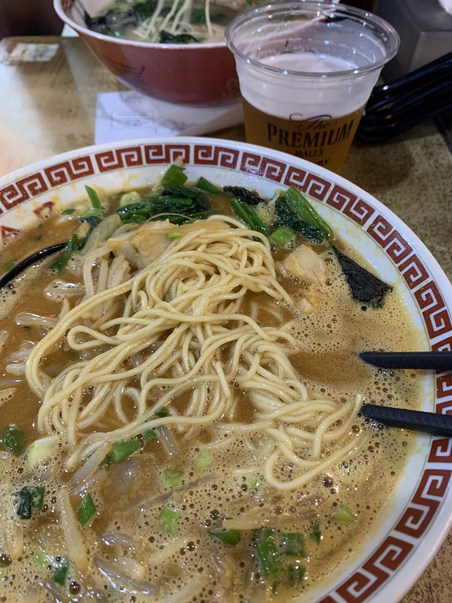 huqingxin's tweet photo. 我力推的可能在香港最有日本居酒屋煙火氣的健康拉麵，在疫情底下開始了瘋狂特價。中午打後店裡就坐滿了日本熟客，彼此跟店員都熟稔，一邊喝酒一邊聊天，還會招呼來客，根據限聚令主動調整座位，分不清主客，更像一個在港日本人圍爐的小社區，連附近居酒屋的日本人幫工路過都會進來跟大夥打招呼。 https://t.co/U8sSQitUFO