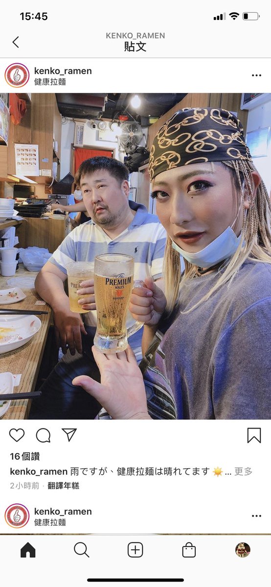 huqingxin's tweet photo. 我力推的可能在香港最有日本居酒屋煙火氣的健康拉麵，在疫情底下開始了瘋狂特價。中午打後店裡就坐滿了日本熟客，彼此跟店員都熟稔，一邊喝酒一邊聊天，還會招呼來客，根據限聚令主動調整座位，分不清主客，更像一個在港日本人圍爐的小社區，連附近居酒屋的日本人幫工路過都會進來跟大夥打招呼。 https://t.co/U8sSQitUFO