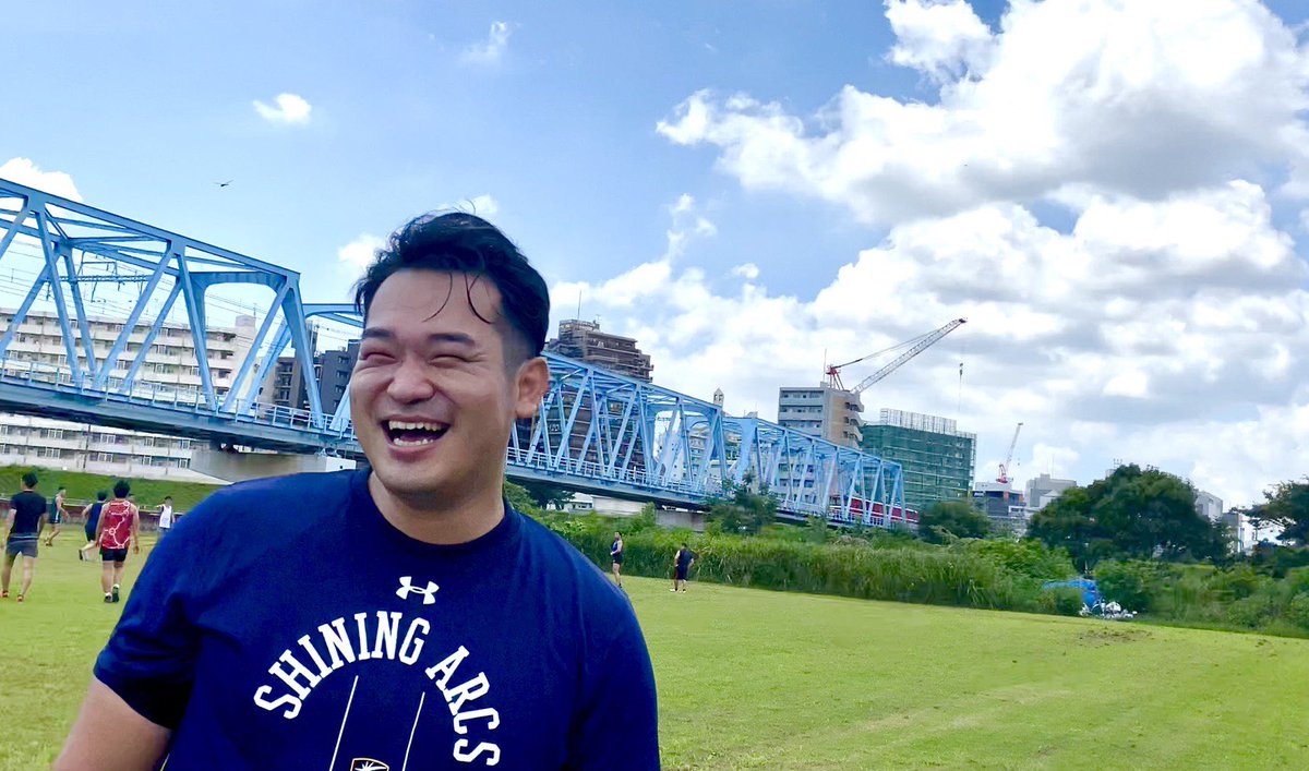 BlueArrowsRugby's tweet photo. いつも明るい藤嶋選手が、レスト中に熱唱していました🎤🏉　

#ムードメーカー #藤嶋選手 #ラグビー #社会人ラグビー 
#BlueArrows #重量級SO #PR 
#満面の笑みですが #本人に写真を見せた所 
#ボラギノールのCMっぽくないかと不安になっていました 
#マネージャー募集中 #トレーナー募集中 https://t.co/P8PoUGw4RR