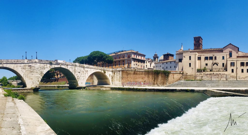 “Tanti anni fa t’hanno chiamato bionno pe via de li riflessi misti all’oro che sluccicavi tutti fino ar fonno” [S.A.]☀️ #buongiorno #Roma @PasseggiateRoma @FotoDiRoma @GaudiumRoma