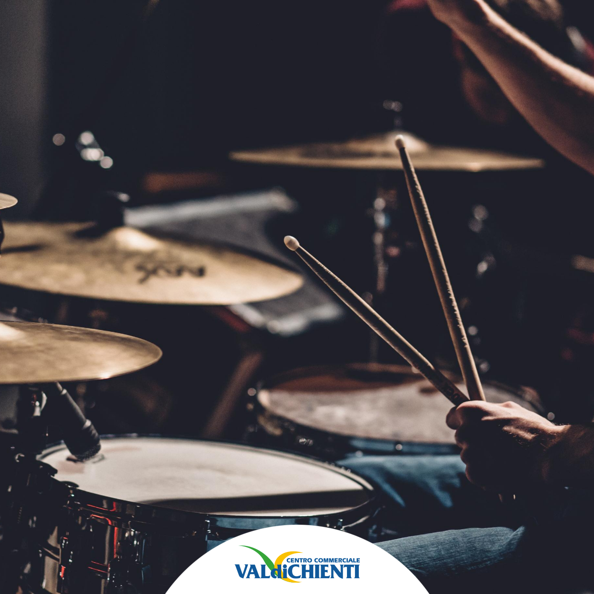 valdichienti's tweet photo. 🎶La musica ti premia! 🎤🎶
Anche quest’anno il #CentroValdiChienti è special partner di Musicultura e ha in serbo per te una fantastica sorpresa 🎁: partecipa alle serate finali del Festival del 28 e 29 agosto e ti regaliamo 10 € sulla tua Brava Card! 🤩

Ti aspettiamo! https://t.co/Z61HAycE2J
