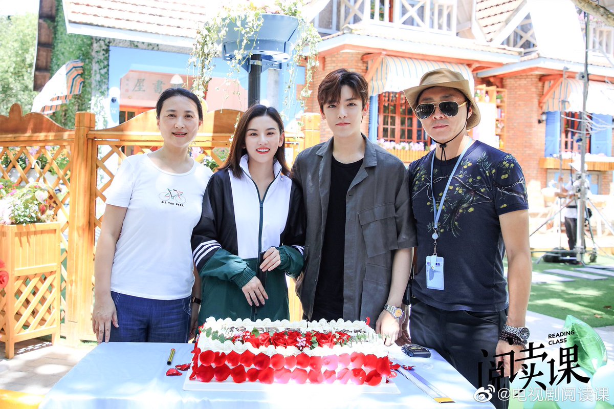 C_mandraa's tweet image. Semalam Drama #ReadingClass membagikan potret keseruan Dari #HouMinghao yang merayakan ulang tahunnya ke-23 di Lokasi Syuting.

Diketahui Drama yg diproduksi oleh Shanghai Canxing Film memiliki masa Syuting selama 120 hari di Shanghai dan Zhejiang yang dimulai sejak 2 Juni lalu.