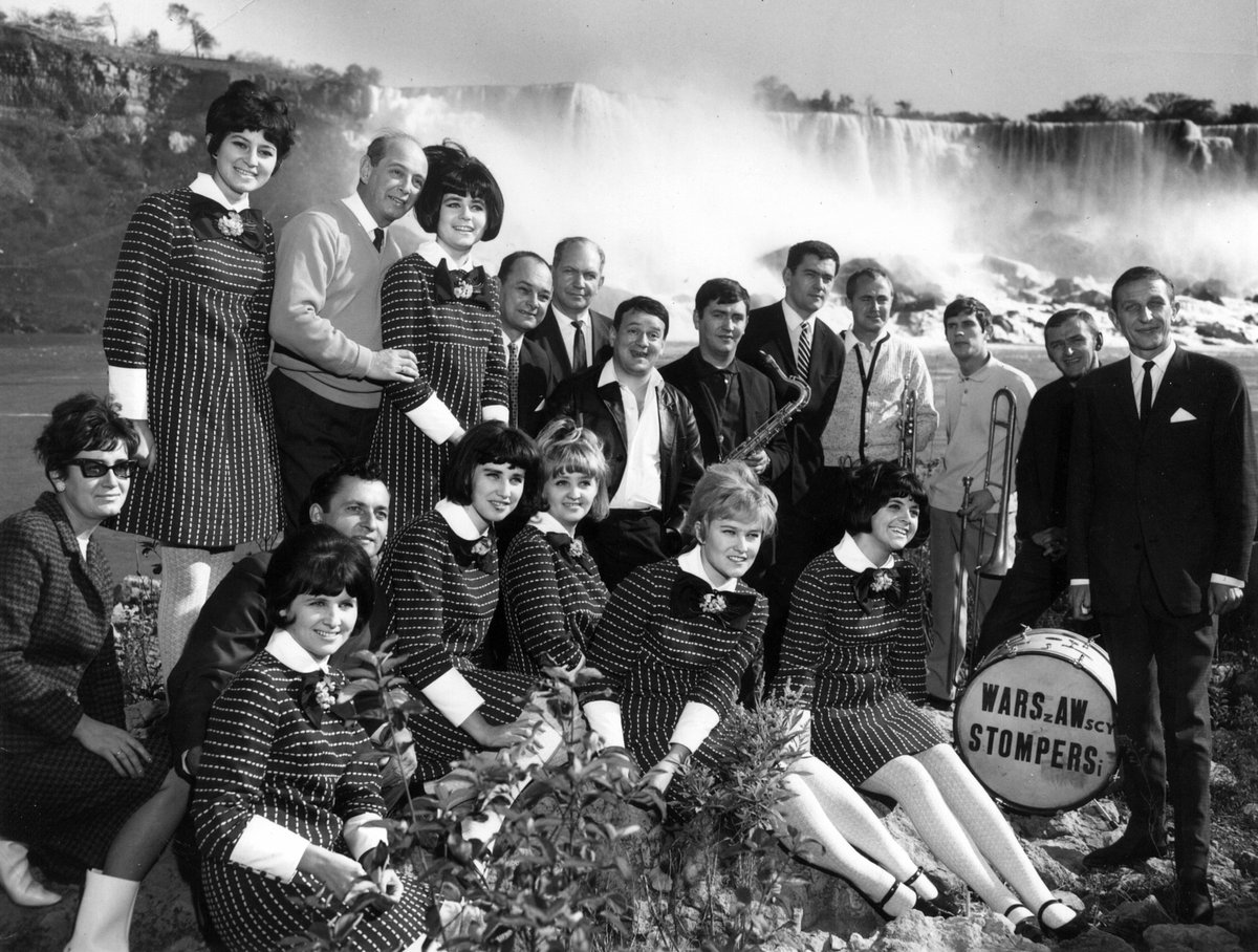 RadioTiranaPL's tweet photo. Na długo przed tym zanim w Liverpoolu rozpoczął działalność męski zespół muzyczny The Beatles w Szczecinie w listopadzie 1959 r. 9 dziewcząt z Technikum Handlowego w Szczecinie pod kierownictwem Jana Janikowskiego założyło zespół Filipinki. #MuzykawPRL #KulturaPRL https://t.co/LXutwxJ52N